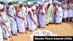 Adeptes de Dan Mamiwata en pleine célébration de la fête du vodoun à Ouidah, au Bénin, le 17 décembre 2023. (VOA/Ginette Fleure Adandé)