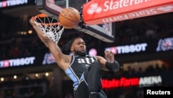 Bruno Fernando (24) des Atlanta Hawks fait un dunk contre les Boston Celtics, USA, le 25 mars 2024..