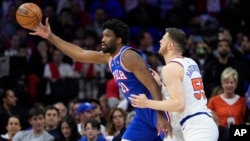 Džoel Embid u duelu sa igračem Njujorka Ajzeom Hartenštajnom (Foto: AP/Matt Slocum)