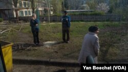 在乌克兰康斯坦丁尼夫卡，撤离巴赫穆特并在庇护所栖身的家庭向被转移到更远地方的朋友告别。(2023年4月11日，美国之音博夏特拍摄)