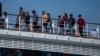 Sólo tres niños y una madre se quedan en España, que devuelve a Bolivia 65 migrantes