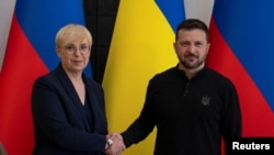 Presiden Ukraina Volodymyr Zelenskyy bertemu Presiden Slovenia Natasa Pirc Musar di Kyiv, Ukraina, Jumat, 28 Juni 2024. (Foto: Ukrainian Presidential Press Service/Handout via Reuters)