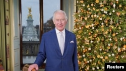 资料照片：英国查尔斯国王在伦敦白金汉宫录制圣诞讲话。（2023年12月7日）