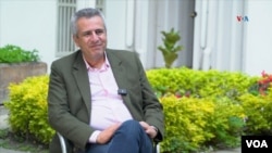 Luis Fernando Velasco, ministro del Interior de Colombia durante una entrevista con la Voz de América en Bogotá. [Foto: Camilo Álvarez].