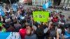 Los manifestaciones se concentran en la Plaza de la Constitución, en Ciudad de Guatemala contra funcionarios del Ministerio Público y del gobierno de Guatemala, el 13 de octubre de 2023. Foto: Eugenia Sagastume, VOA.