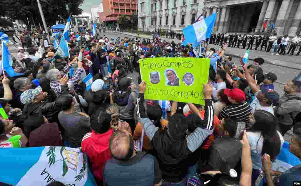 Los manifestaciones se concentran en la Plaza de la Constitución, en Ciudad de Guatemala, contra funcionarios del Ministerio Público y del gobierno, el 13 de octubre de 2023. Foto: Eugenia Sagastume, VOA.