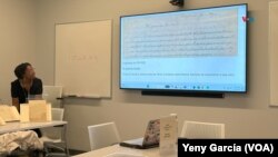 La gerente de Activos Digitales, Dominique Manuel, demuestra como transcribir uno de los documentos de la colección de papelería de Frida Kahlo durante el evento organizado por el Museo Nacional de Mujeres en las Artes.