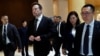 特斯拉首行政總裁馬斯克與特斯拉高層離開北京一家酒店。（資料照片：2023年5月31日）