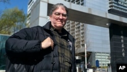 David Moser, estadounidense y profesor asociado de la Universidad Capital Normal en Beijing, posa para una fotografía en la universidad, el viernes 22 de marzo de 2024 en Beijing, China.