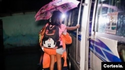 Equipos de emergencia del Ministerio de Gobernación de El Salvador realizaban la noche del domingo evacuaciones en algunas colonias en los alrededores de la capital salvadoreña ante el riesgo de inundaciones. [Foto: Ministerio de Gobernación El Salvador]