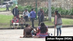 Un grupo de mujeres embera katío en el Parque Nacional, en mayo de 2024 en el Parque Nacimiento. [Foto: Johan Reyes, VOA]