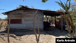 La casa de María Luisa Cruz se halla en la comunidad "El buen amanecer", a aproximadamente medio kilómetro de la megacarcel de El Salvador. Fotografía [Karla Arévalo / VOA]