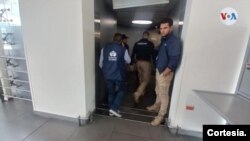 Personal de la Defensoría del Pueblo de Colombia espera la llegada de 209 migrantes colombianos en vuelo humanitario procedentes de Estados Unidos, el 10 de mayo de 2023. [Foto: Cortesía Defensoría del Pueblo]