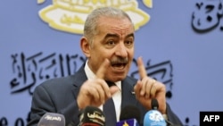 Palestinski premijer Muhamed Štajeh govori na konferenciji za štampu nakon što je nekoliko ključnih donatorskih zemalja obustavilo finansiranje Agencije Ujedinjenih nacija za pomoć i rad palestinskih izbeglica (UNRWA) u Ramali, 28. januara 2024.