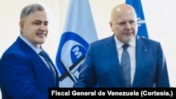 El fiscal general venezolano Tarek William Saab se reúne con el fiscal jefe de la Corte Penal Internacional, Karim Khan, en Caracas, este jueves 8 de junio de 2023.
