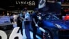 FILE - Stan pameran Lynk & Co, merek mobil perusahaan China-Swedia di pameran Auto China 2020 di Beijing, 27 September 2020. (AP/Andy Wong, File)