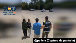 La Policía Nacional de España divulgó un video durante la detención de dos hermanos venezolanos acusados de acoso. 