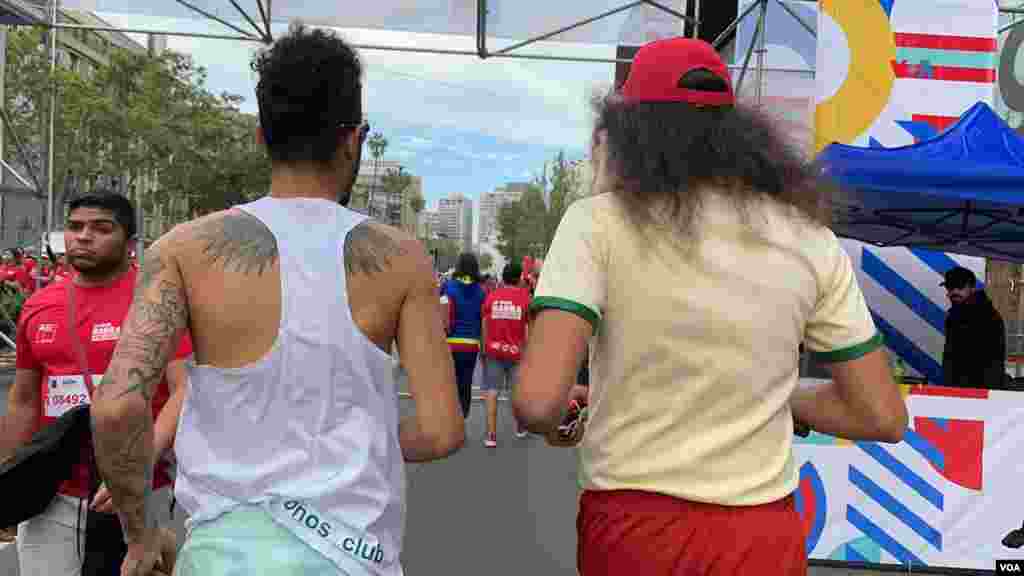 Hoy muchos lo aclaman e impulsan durante sus carreras arengándolo: "Corre Forrest, corre".