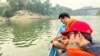 ក្រុម​បេសកកម្ម​រួមគ្នា​របស់​គណៈ​កម្ម​ការ​ទន្លេ​មេគង្គ​និង​ដៃគូ​ ​ចុះ​ត្រួត​ពិនិត្យ​គុណភាព​ទឹក​នៅ​ថ្ងៃទី៧ មេសា ឆ្នាំ២០២៤ នៅ​តាម​ប្រឡាយ ស្ទឹង​ណាំខាន់ និងទន្លេមេគង្គ។ (Facebook/Mekong River Commission)