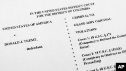 La acusación contra el expresidente Donald Trump por parte del Departamento de Justicia por sus esfuerzos para anular los resultados de las elecciones presidenciales de 2020 fotografiada el 1 de agosto de 2023 en Washington.