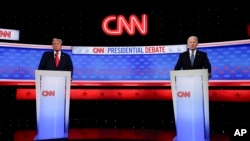 Predsjednik Joe Biden, desno, i republikanski predsjednički kandidat, bivši predsjednik Donald Trump, lijevo, stoje u pauzi u predsjedničkoj debati koju je CNN vodio u Atlanti, Georgia, 27. juna 2024.