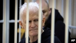 ARHIVA - Dobitnik Nobelove nagrade za mir, beloruski aktivista Aleš Beljacki u sudnici u Minsku (Foto: Vitaly Pivovarchyk/BelTA via AP) 