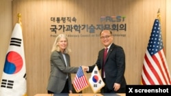 지난달 22일 질 루비 미국 에너지부 차관 겸 핵안보청장이 공동 연구개발을 위한 협력각서에 서명한 후 이창윤 한국 과학기술정보통신부 제1차관과 기념촬영을 하고 있다. 사진 = 질 루비 청장 X