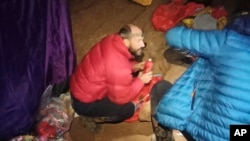 Američki speleolog Mark Diki razgovara sa spasiocima. 