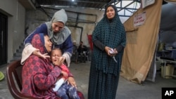 Orang-orang Palestina di sebuah rumah di Rafah, Jalur Gaza meratapi para kerabat yang tewas dalam pengeboman oleh Israel, 10 Mei 2024. (Foto: Ismael Abu Dayyah/AP Photo)