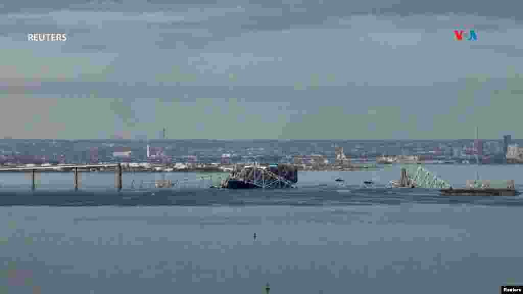Synergy Marine Group, propietario y administrador del barco, llamado Dali, confirmó que este chocó contra el pilar del puente alrededor de la 1:30 de la mañana, mientras estaba bajo control de uno o más pilotos locales.