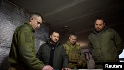 El presidente de Ucrania, Volodymyr Zelenskiy, visita una línea de frente, en medio del ataque de Rusia contra Ucrania, en la ciudad de la región de Avdiivka Donets, el 29 de diciembre de 2023. (Servicio de Prensa Presidencial de Ucrania/Folleto vía Reuters)