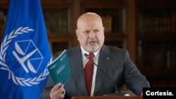 ARCHIVO - El Fiscal de la Corte Penal Internacional, Karim Khan, se dirige a la prensa en Bogotá, Colombia, el 25 de abril 2024