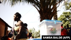 Foto de arquivo: À espera de votar, Bissau, eleiçōes legislativas 2023