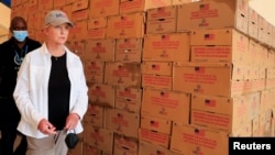 ARCHIVO - Cindy McCain, embajadora de EEUU ante las agencias de la ONU en Roma, en una visita de inspección de conjunto con USAID en en el campo de refugiados de Kakuma en el condado de Turkana, al noroeste de Nairobi, Kenia, en marzo de 2022. 