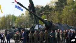 Володимир Зеленський під час візиту в Нідерландах з прем’єр-міністром Марком Рютте на авіабазі в Сустербезі 4 травня 2023 р.