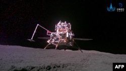 Сондата Chang'e-6 носи примероци од површината на Месечината, два дена откако стана првото вселенско летало што слета на далечната страна на Месечината.
