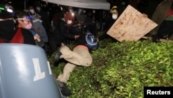 En fotos | Violentos enfrentamientos en universidad de California entre manifestantes pro-palestinos y contramanifestantes