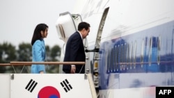 韩国总统尹锡悦与夫人2023年4月24日在首尔登机前往华盛顿进行国事访问。