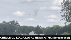 Članovi posade se katapultiraju nakon što je avion počeo padati. (Foto: AP/MICHELLE QUEZADA/LOCAL NEWS X/TMX/Screengrab)