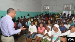 Primeiro-ministro de Cabo Verde, Ulisses Correia e Silva, e emigrantes em São Tomé