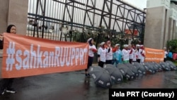 FILE - Sejumlah pekerja rumah tangga yang turut berdemonstrasi menuntut RUU PRT segera disahkan. (Foto: Courtesy/Jala PRT)