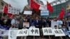 5月4日，洛杉磯民主人士和異議人士齊聚小東京地鐵站，觀看《異見者》電影並舉行遊行活動，抗議中共跨國鎮壓異議人士。