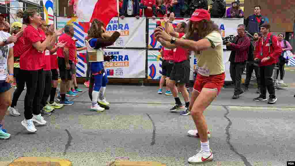 "No fue nada fácil. Encargué el traje en EEUU. Conseguir el valor para vestirme como el personaje me demoró ocho meses. Me lo puse recién un mes antes de la maratón", recordó en entrevista con la VOA sobre sus comienzos en la apropiación del personaje de Forrest Gump para transmitir valores.