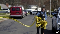 Un oficial de policía retira la cinta de la escena del crimen después de que se informara de un tiroteo en Levittown, Pensilvania, el sábado 16 de marzo de 2024.