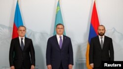 Ադրբեջանի արտգործնախարար Ջեյհուն Բայրամովը, Ղազախստանի արտգործնախարար Մուրատ Նուրթլեուն և Հայաստանի արտգործնախարար Արարատ Միրզոյանը լուսանկարվել են Հայաստան-Ադրբեջան բանակցություններից առաջ Ալմաթիում, Ղազախստան, 2024 թվականի մայիսի 10-ին: REUTERS/Պավել Միխեև