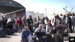  رفح کراسنگ پر فلسطینی مصر جانے کے انتظار میں ،16 اکتوبر 2023