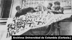 ARCHIVO - Estudiantes de la Universidad de Columbia, en Nueva York, protestan contra el apartheid en Sudáfrica y piden la desinversión de proyectos con el gobierno del país africano, en abril de 1985.