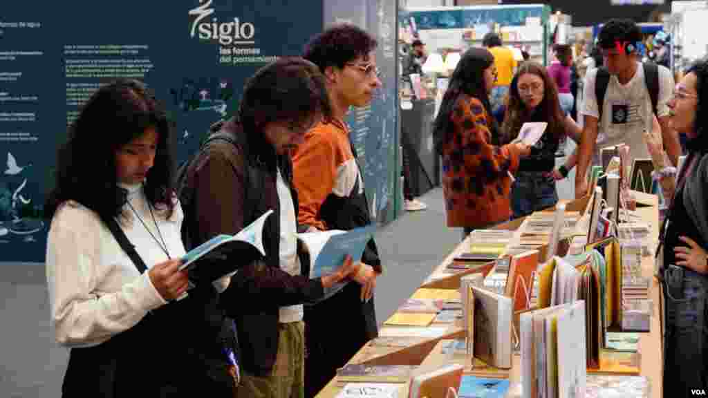 En literatura sobresalen los nombres de las españolas Irene Vallejo y Rosa Montero; el argentino Eduardo Sacheri; la surcoreana Cho Nam-joo; la portuguesa Lídia Jorge; y el también español Santiago Posteguillo, en Literatura. 