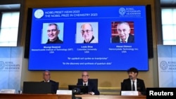 Hans Elegren (u sredini), stalni sekretar Švedske kraljevske akademije nauka, najavljuje dobitnike Nobelove nagrade za hemiju 2023 na konferenciji za novinare u Štokholmu, Švedska, 4. oktobar, 2023. (Foto: Reuters/Claudio Bresciani)