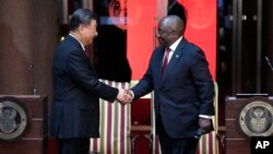 2023 年 22 日，中国国家主席习近平（左）与南非总统拉马福萨在南非比勒陀利亚联合大厦举行联合记者会后握手。 。